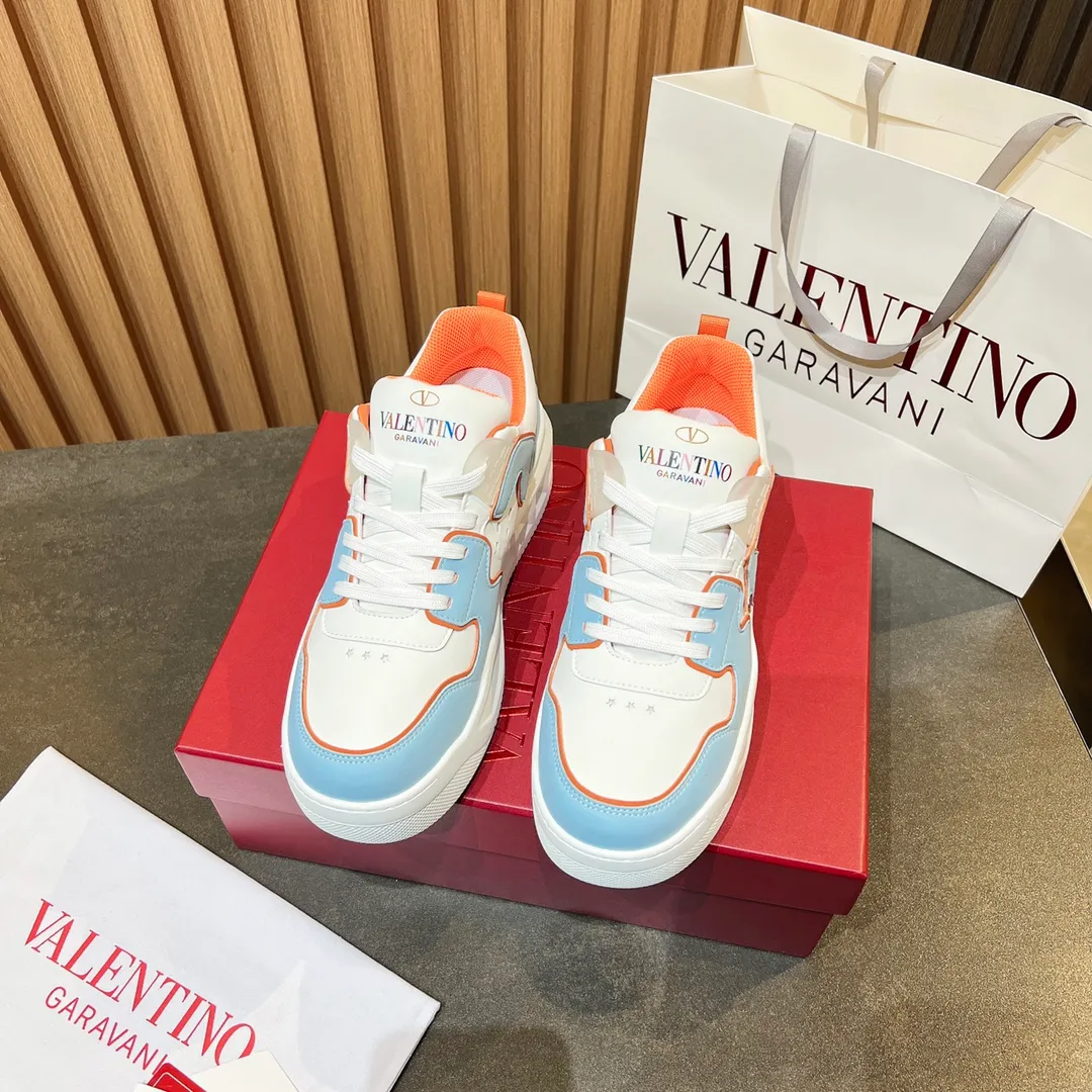 👟👟Ex-factory price 660👟👟 𝑽𝒂𝒍𝒆𝒏𝒕𝒊𝒏𝒐Valentino 𝑶𝒏𝒆𝑺𝒕𝒖𝒅 Couple casual sports shoes series Valentino 2024 new couple sports shoes are on sale. The original ZP was purchased and dismantled. Repeated pattern making and modification. I tried my best to restore it one to one! Top luxury masterpiece Signature five-pointed star design Soft and comfortable genuine leather with contrasting colors brings excellent and elegant texture and excellent on-foot comfort Top purchasing version upper: imported calfskin surface/original oil edge craftsmanship Outsole: original development 𝐓𝐏𝐔 two-color combination outsole Packaging: original configuration complete package Code number: 34-𝟒𝟓
